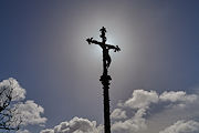 Das Kreuz vor der Église Saint-Pol Aurélien in Lampaul
