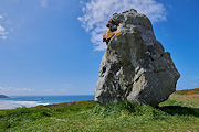 Einer der Menhire von Lostmarc'h blickt seit Jahrtausenden auf das Meer.