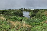 Süsswasser-Reservoir der Insel - im Hintergrund der Ort Lampaul