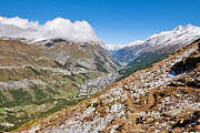 Unterhalb Riffelberg bietet sich ein erster Blick ins Tal auf Zermatt.
