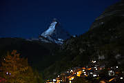 Auch in der Nacht tront das Horu immer noch wolkenlos über Zermatt.